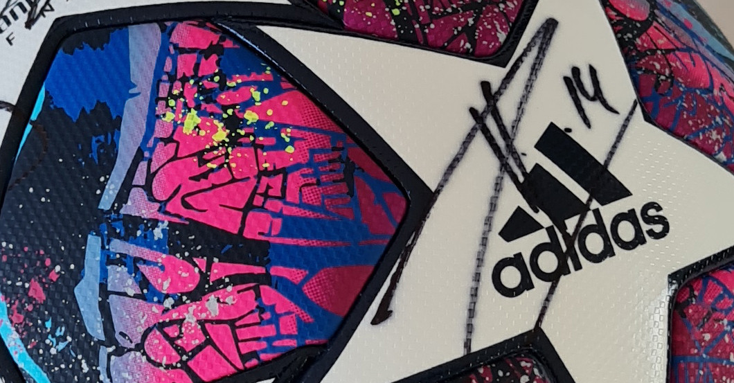  FC Bayern signiert Ball 