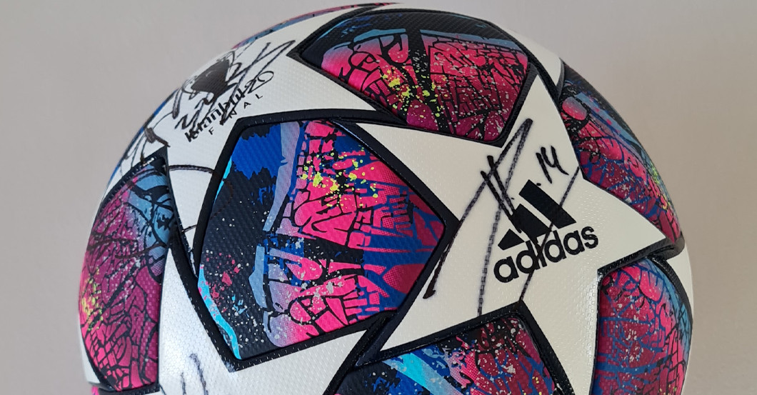  FC Bayern signiert Ball 