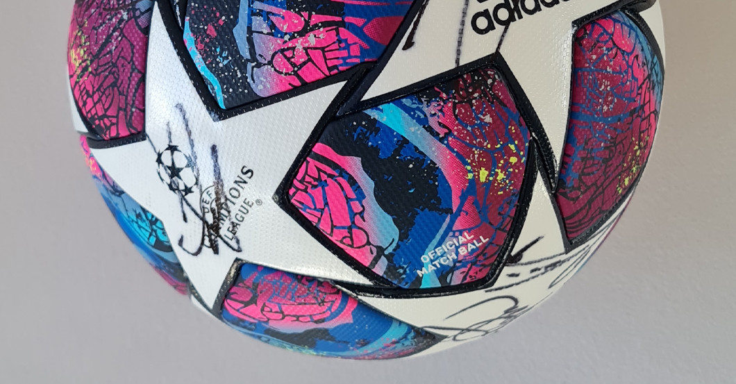  FC Bayern signiert Ball 