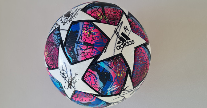 FC Bayern signiert Ball   FC Bayern signiert Ball