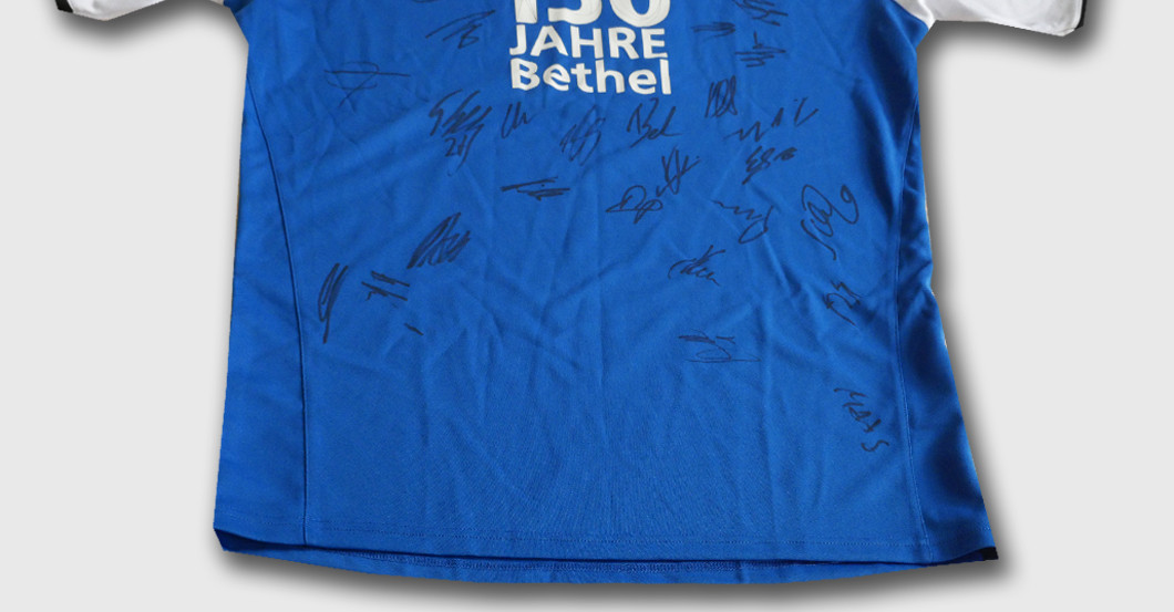 Bielefeld signiert Trikot    Bielefeld signiert Trikot