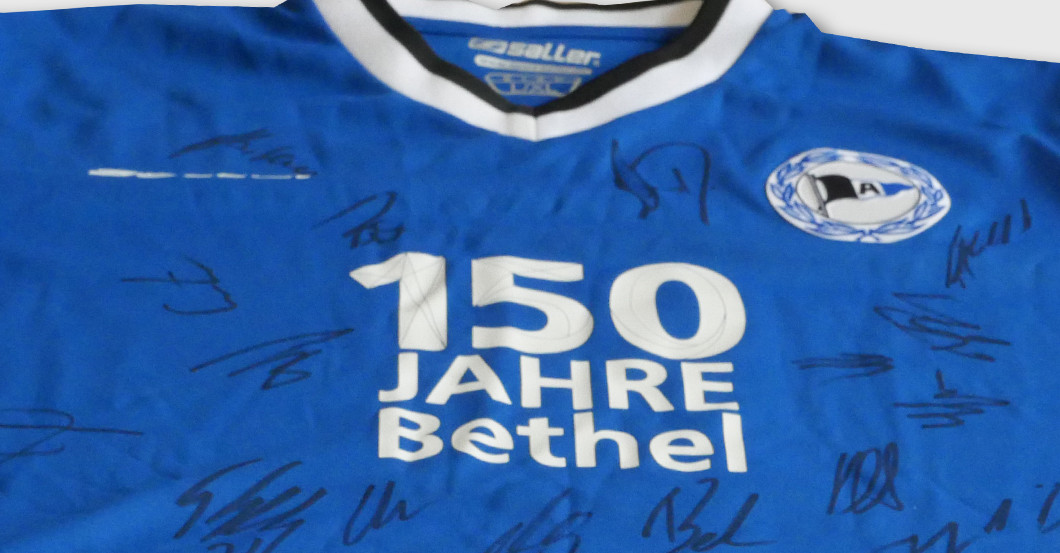 Bielefeld signiert Trikot    Bielefeld signiert Trikot
