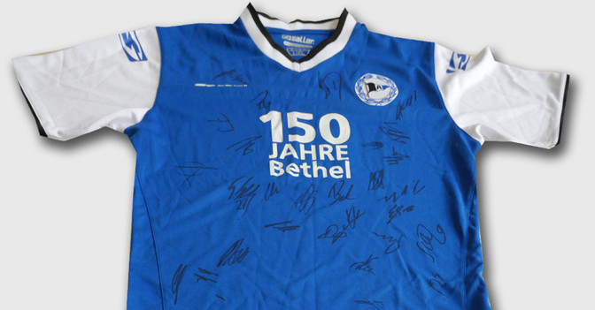 Bielefeld signiert Trikot    Bielefeld signiert Trikot