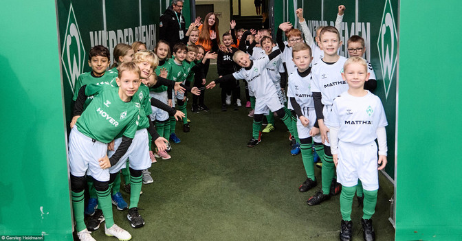 Einlaufkind SVW Pauli   Einlaufkind SVW Pauli