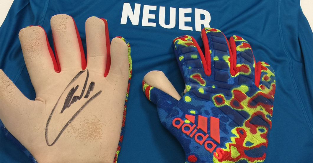 helgen udpege bus Manuel Neuer's Worn Gloves & Signed Shirt