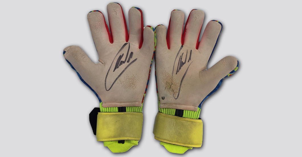 helgen udpege bus Manuel Neuer's Worn Gloves & Signed Shirt