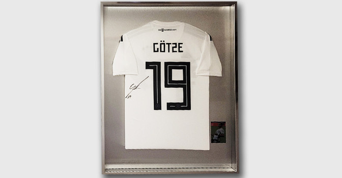  Götze Rahmen signiert 