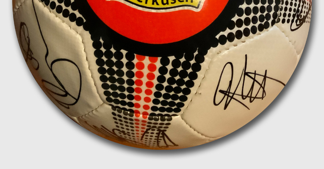  Leverkusen signiert Ball 