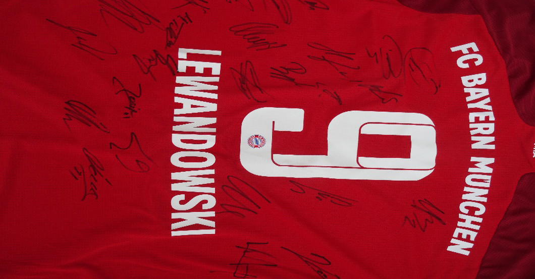 Lewa Trikot teamsigniert   Lewa Trikot teamsigniert