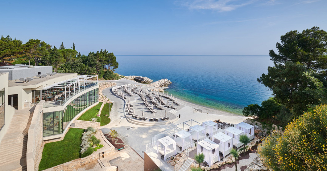  All White Trophy 2019 1 