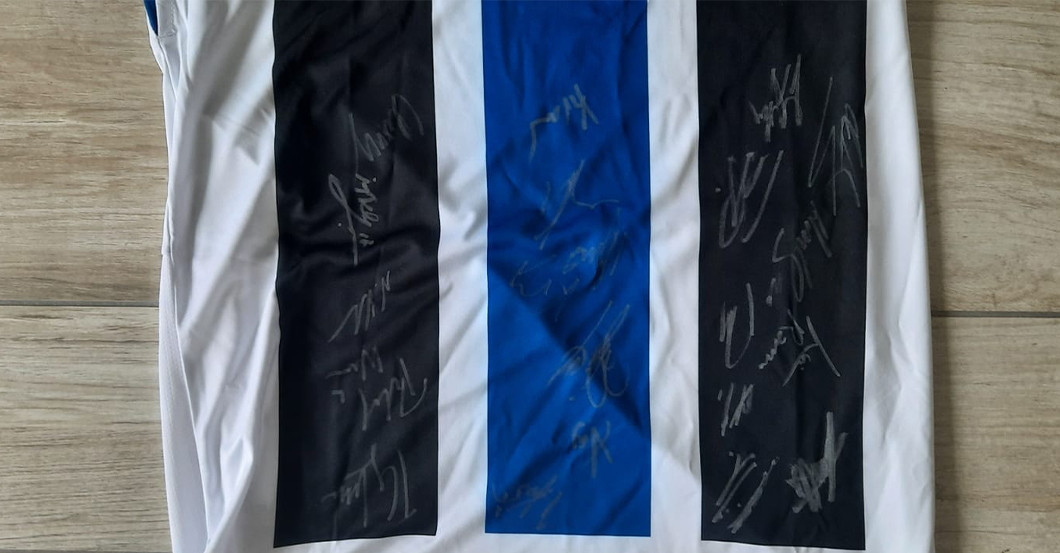 Arminia signiert Trikot   Arminia signiert Trikot