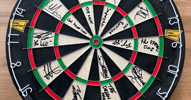 AT Signiertes Dartsboard    AT Signiertes Dartsboard