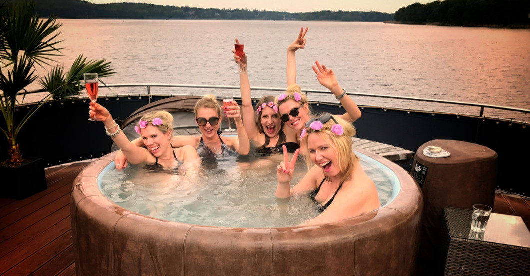  Auf dem Hausboot grillen 