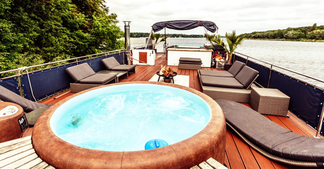  Auf dem Hausboot grillen 