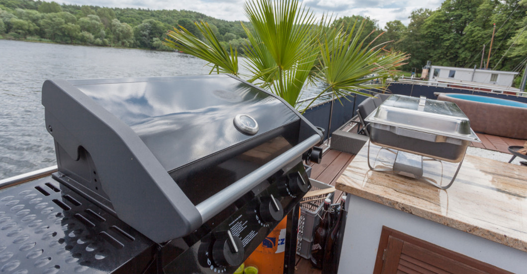  Auf dem Hausboot grillen 