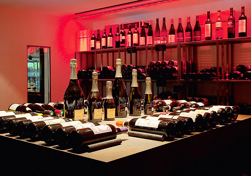 Die Vinothek bietet ausgezeichnete heimische und internationale Weine