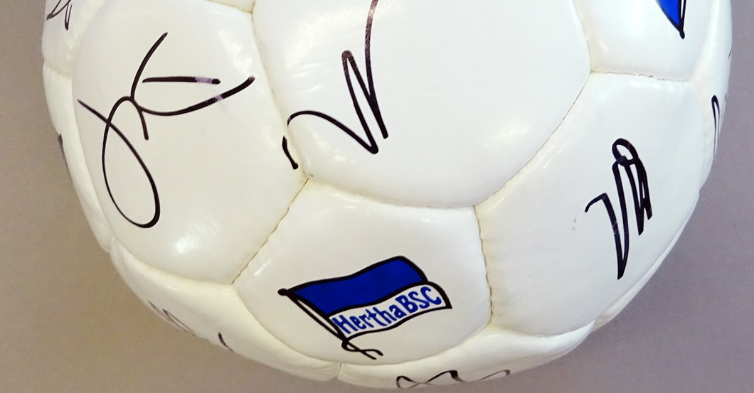 Ball Hertha BSC signiert   Ball Hertha BSC signiert