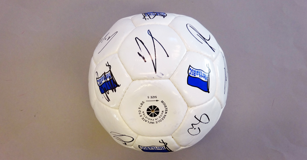 Ball Hertha BSC signiert   Ball Hertha BSC signiert