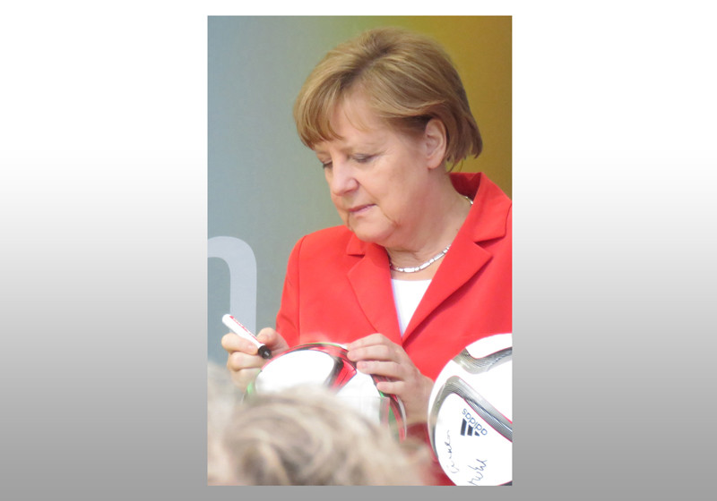  Ball signiert von Merkel 