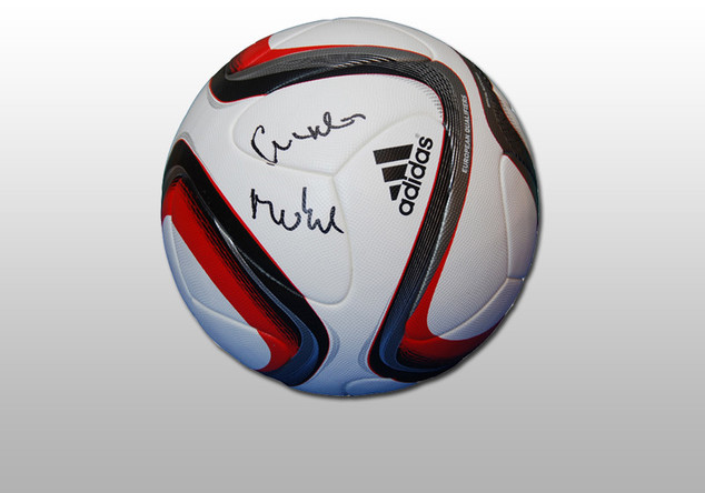  Ball signiert von Merkel 