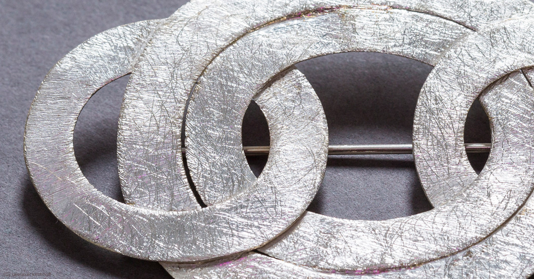 Brosche mit Ringen   Brosche mit Ringen