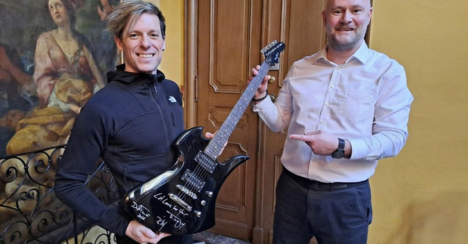  BÜ Dark Tenor Gitarre 