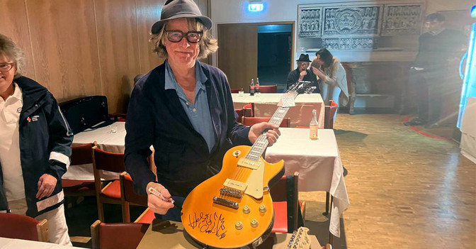 BÜ Helge Gitarre Gold   BÜ Helge Gitarre Gold