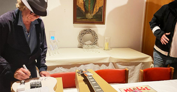 BÜ Helge Gitarre weiß   BÜ Helge Gitarre weiß