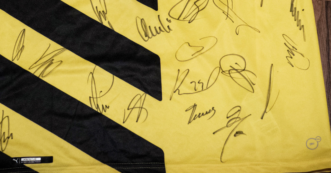 BVB Pokaltrikot signiert   BVB Pokaltrikot signiert
