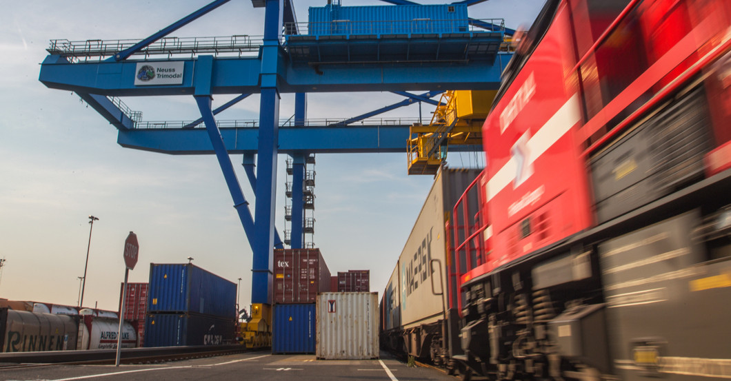  Containerbinnenschiff  