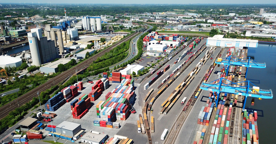  Containerbinnenschiff  