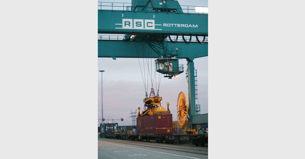  Containerbinnenschiff  