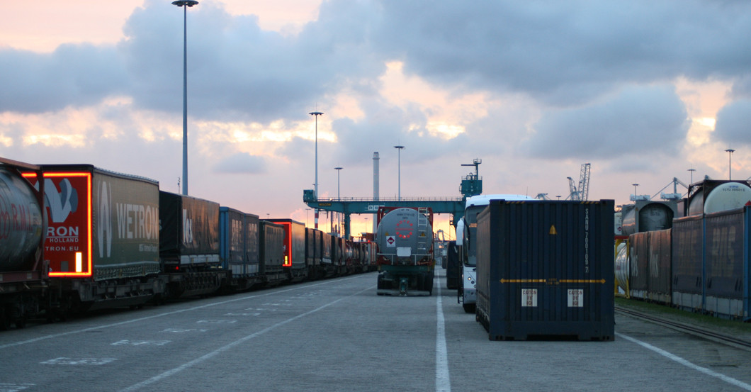  Containerbinnenschiff  