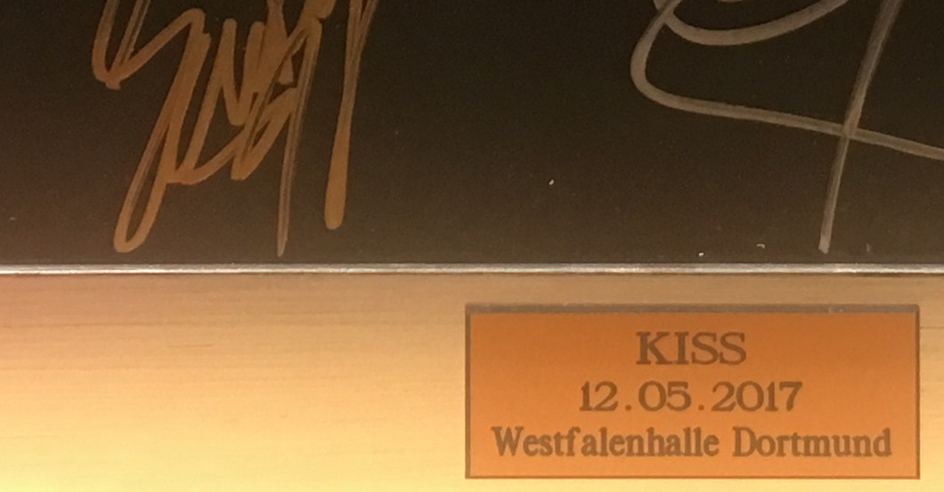 Debütalbum KISS signiert   Debütalbum KISS signiert
