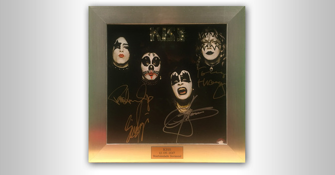 Debütalbum KISS signiert   Debütalbum KISS signiert