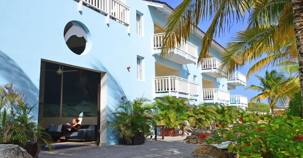 Delfine Curacao    Delfine Curacao