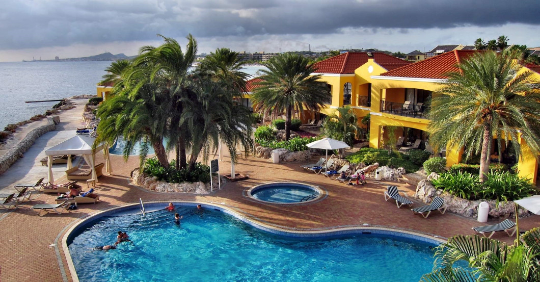 Delfine Curacao    Delfine Curacao