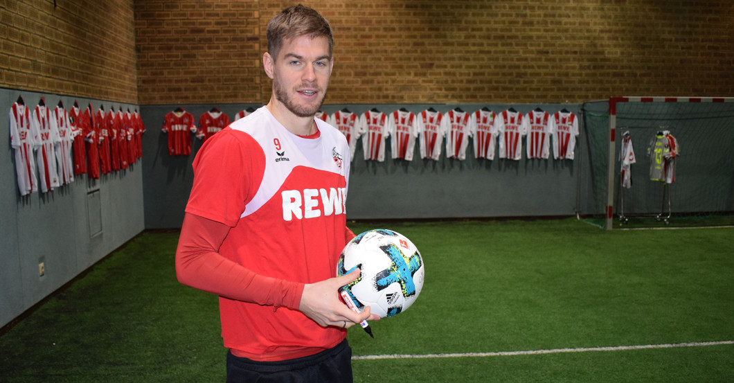 Einmalig: Der 1. FC Köln-Spielball signiert von Torschützen