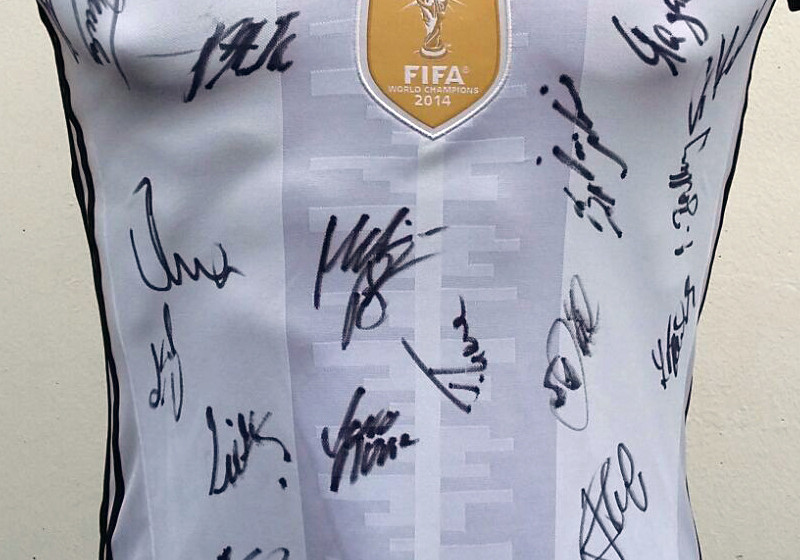 DFB-Damen-Trikot und Ball   DFB-Damen-Trikot und Ball