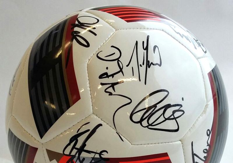 DFB-Damen-Trikot und Ball   DFB-Damen-Trikot und Ball