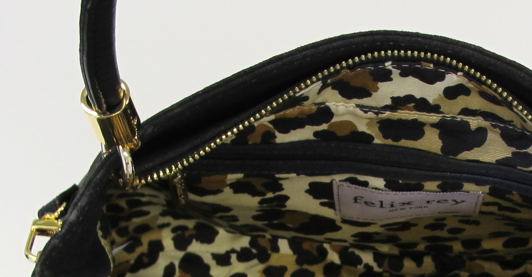 Das Innere ist in modischem Leo-Look gehalten