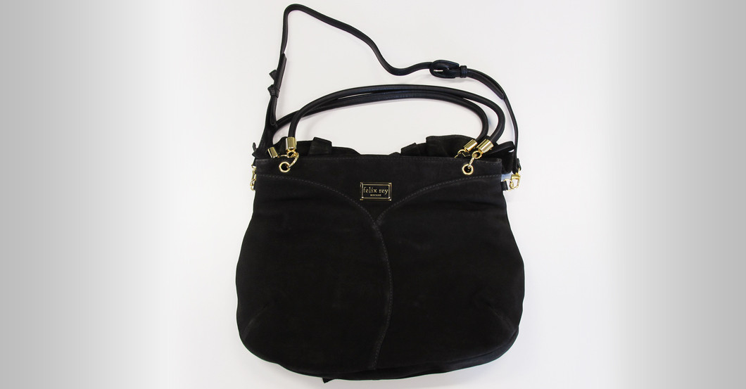 Die asphalt-schwarze Wildleder-Handtasche ist direkt aus New York Die asphalt-schwarze Wildleder-Handtasche ist direkt aus New York