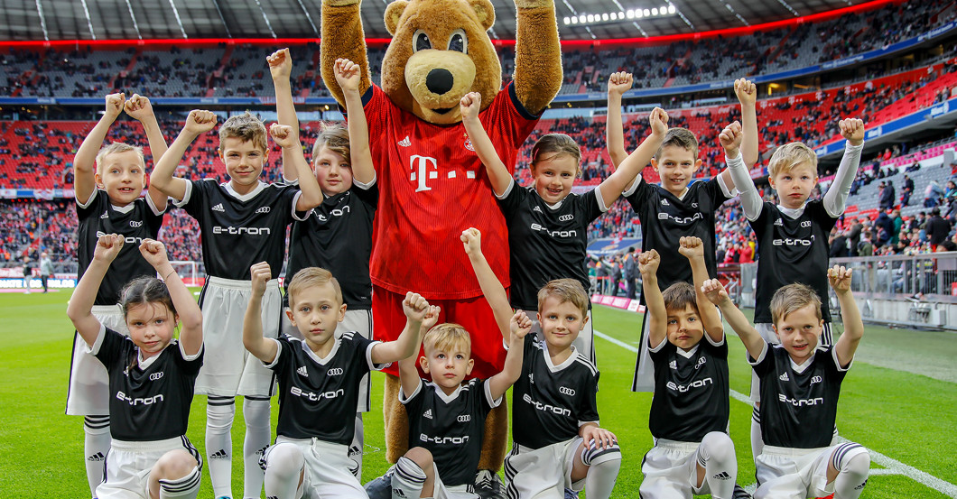 Einlaufkind FCB BVB II   Einlaufkind FCB BVB II