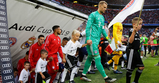 Einlaufkind FCB BVB II   Einlaufkind FCB BVB II