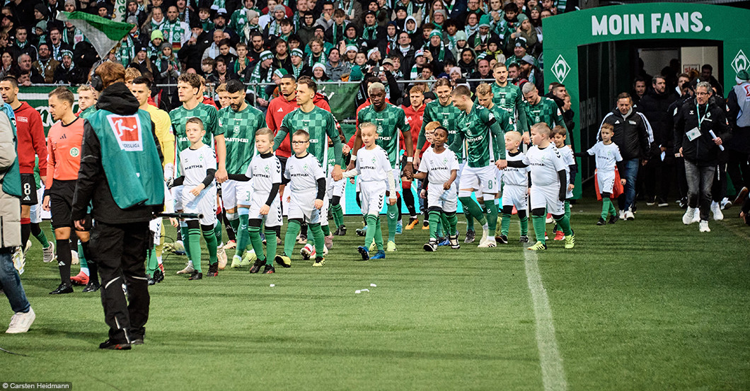 Einlaufkind SVW Gladbach   Einlaufkind SVW Gladbach