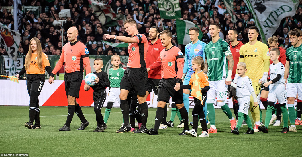 Einlaufkind SVW Gladbach   Einlaufkind SVW Gladbach