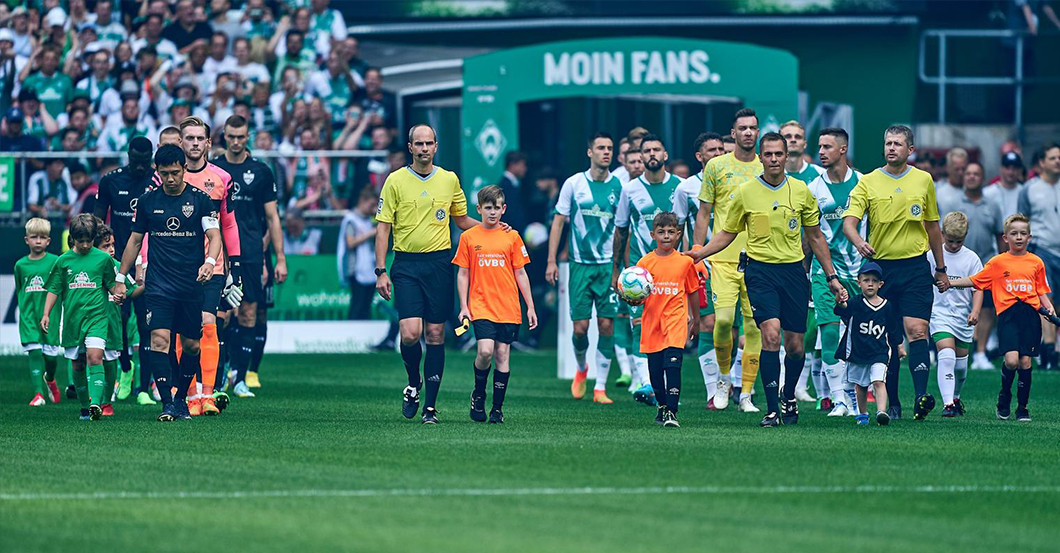 Einlaufkind Werder BVB   Einlaufkind Werder BVB