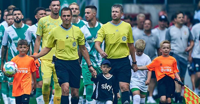 Einlaufkind Werder SCF   Einlaufkind Werder SCF