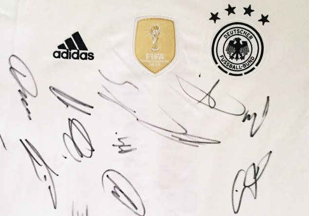 EM Heimtrikot signiert   EM Heimtrikot signiert