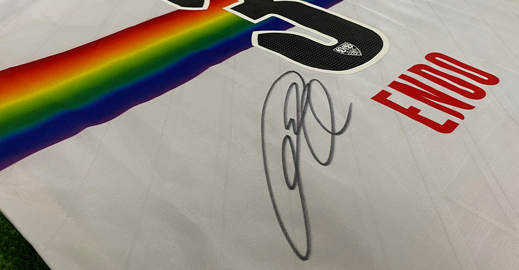  Endo Outfit signiert 